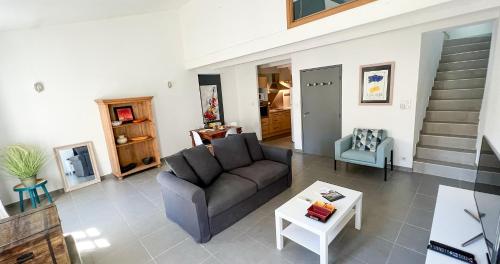 un salon avec un canapé et une table dans l'établissement AC - Hypercenter - Luxury & Light, à Avignon