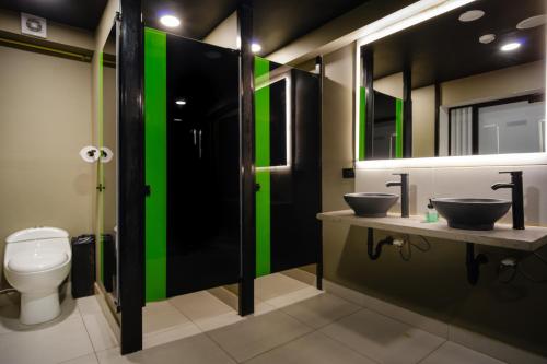 a bathroom with two sinks and a toilet at Hostel Joy Calle 85 in Bogotá