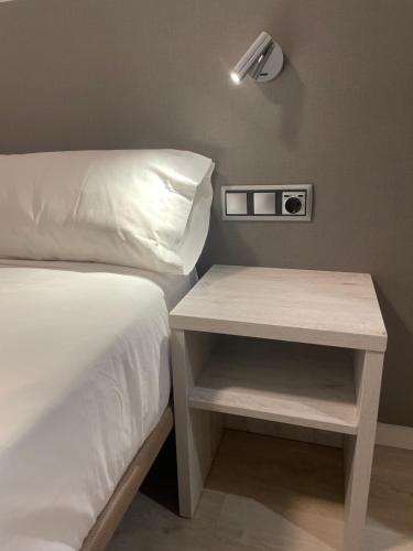 Ένα ή περισσότερα κρεβάτια σε δωμάτιο στο Hostal Pirineos Ainsa