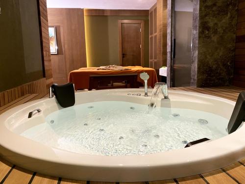 Ένα μπάνιο στο Sunthalia Hotels & Resorts Ultra All Inclusive Adults Only Party Hotel