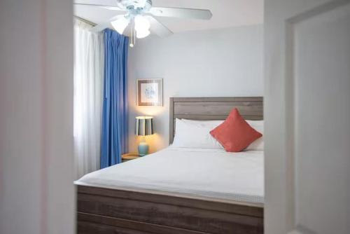 Ένα ή περισσότερα κρεβάτια σε δωμάτιο στο Butterfly Nest - Sunrise Suites