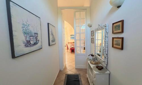サン·ヴィンチェンツォにあるLa Casa di Vincenzoの鏡付白壁廊下