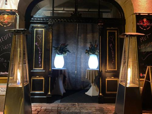 a room with two tables and two vases at Pension Michelangelo Stadtmitte "Netflix" in Eisenach