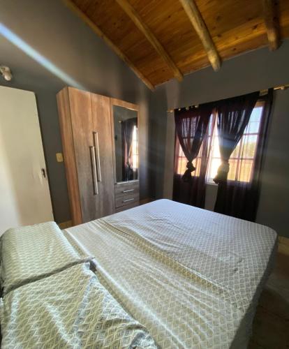 a bedroom with a bed with a white comforter at casa cepeda in Colón