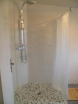 - une douche dans une chambre blanche avec une porte en verre dans l'établissement Chez Jeanne, à Plouguerneau