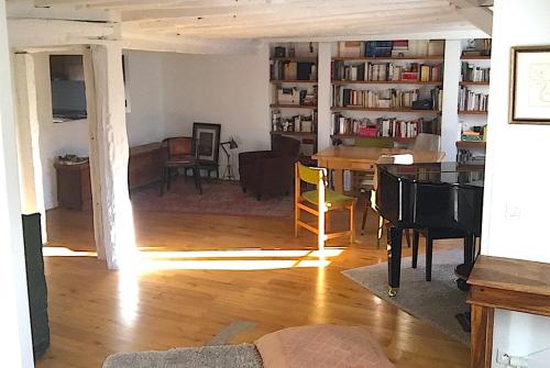 un salon avec une table et une salle à manger dans l'établissement Loft Duplex Centre Paris, à Paris