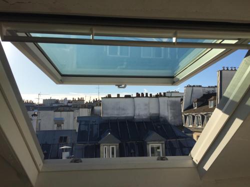 une vue d'une ville depuis une fenêtre dans l'établissement Loft Duplex Centre Paris, à Paris
