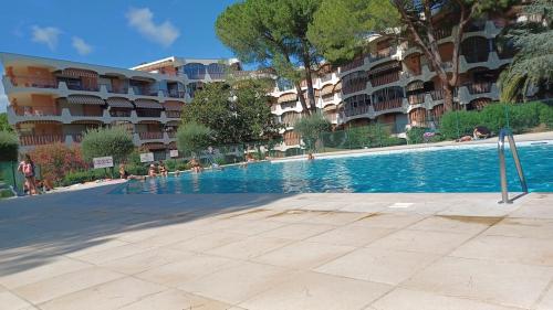 une piscine devant certains immeubles d'habitation dans l'établissement Les jardins de Diana, à Mandelieu-la-Napoule