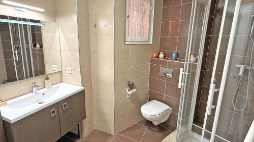 une salle de bain avec une douche, des toilettes et un lavabo dans l'établissement Suffren E28, à Sainte-Maxime
