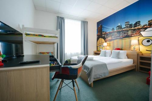 Pokój hotelowy z łóżkiem, biurkiem i kuchnią w obiekcie Hotel a Museum of Bricks w mieście Kutná Hora