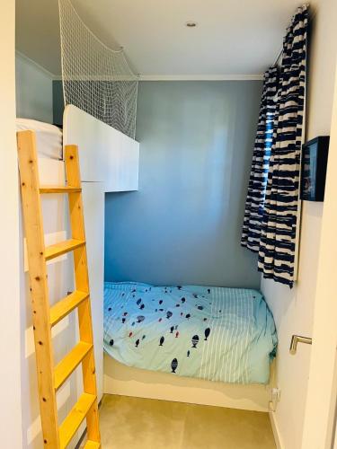 une chambre avec un lit superposé et une échelle dans l'établissement Mazet moderne, vue mer, clim, piscine, à Roquebrune-sur Argens