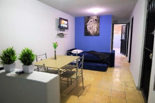 a living room with a table and a couch at Casa Céntrica in San Luis Potosí