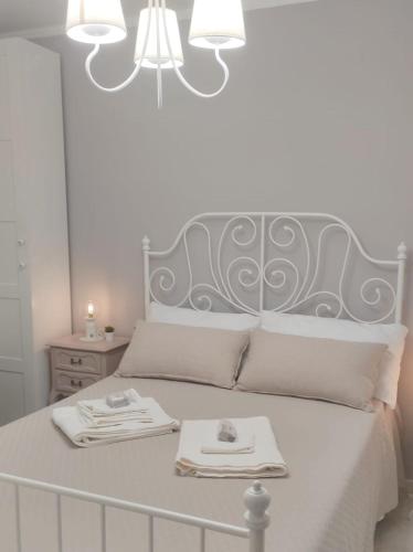 a white bed with two towels on top of it at Alloggio Turistico Casina Margherita in Roccalvecce