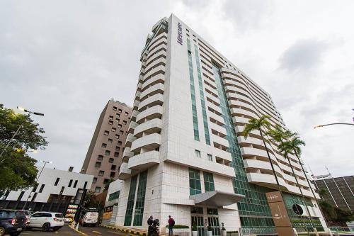 a tall white building on a city street at BSB STAY Torre Flats Particulares - Mercure Líder in Brasilia
