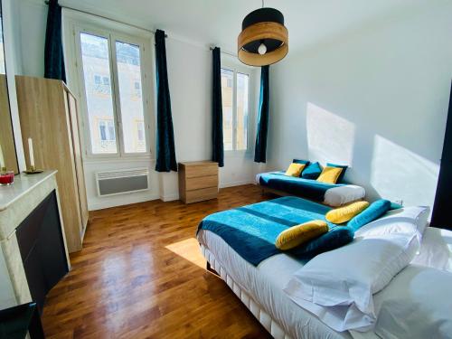 Cette chambre comprend un lit et un canapé. dans l'établissement Le Méditerranéen - 5 personnes - Vieux Port, à Marseille