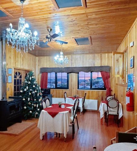 un comedor con un árbol de Navidad y una mesa en Hospedaje Maria, en Castro