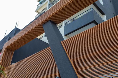 a building with wooden panels on the side of it at Hub Boa Vista by Viva - Prédio novo próximo ao Autódromo de Interlagos com lavanderia e academia in Sao Paulo