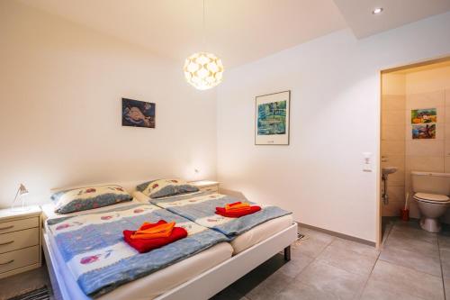 a bedroom with a bed and a bathroom at Ferienwohnung D32 in Orselina