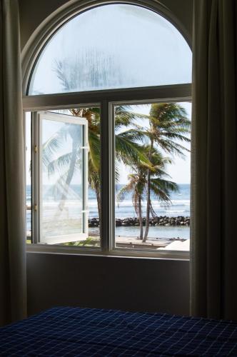 En eller flere senge i et værelse på Pristine Villa Tobago