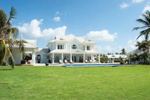 Swimmingpoolen hos eller tæt på Pristine Villa Tobago