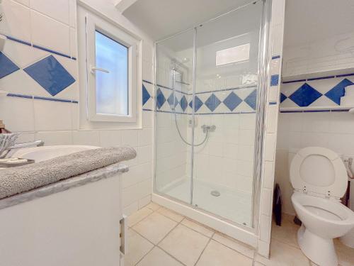 une salle de bain avec douche et toilettes dans l'établissement Charmant Mas centrale, bord de mer cour intérieur idéal pour 4 personnes, à Fréjus