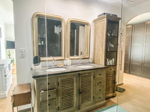 une salle de bain avec deux lavabos et deux fenêtres dans l'établissement Villa Romana, à Cornillon