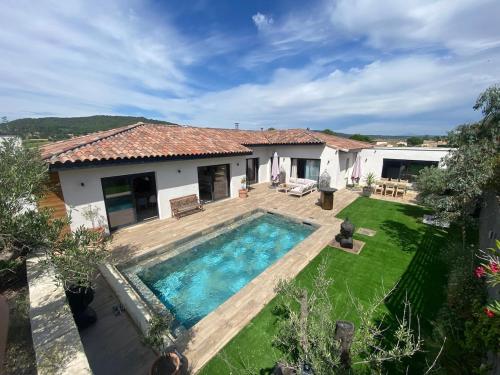 une maison avec une piscine et une cour dans l'établissement Villa Romana, à Cornillon