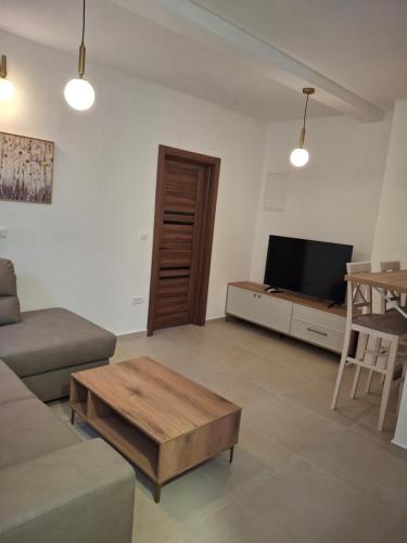 Μια τηλεόραση ή/και κέντρο ψυχαγωγίας στο Tims apartment