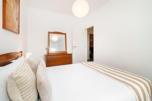 Ένα ή περισσότερα κρεβάτια σε δωμάτιο στο WHome Cozy Stay Steps away from the Train Station