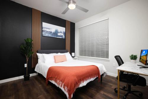 Un dormitorio con una cama con una manta naranja. en Cozy 2BR w Pool,Gym Near Rvrwalk,Dome & Conv Ctr, en San Antonio