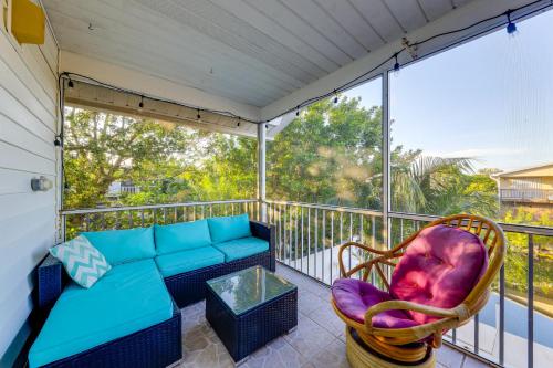 un porche cubierto con sofá y silla en Anglers Oasis with Boat Dock in Big Pine Key!, en Big Pine Key
