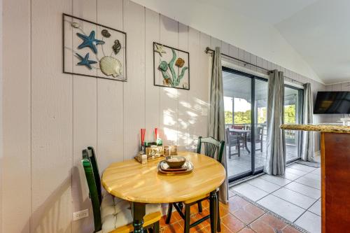 Una cocina o zona de cocina en Anglers Oasis with Boat Dock in Big Pine Key!