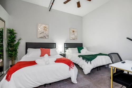 Ένα ή περισσότερα κρεβάτια σε δωμάτιο στο Comfy 1BR-Parking, Rooftop, Near Arrowhd & TMobile