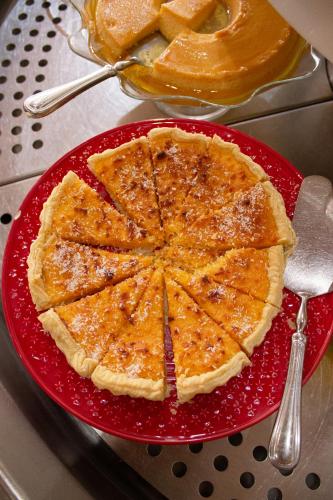a pie on a red plate on a table at Hotel Rural Casa de Samaioes in Chaves