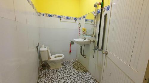 ロン・ハイにあるHomestay Hương Biển - Long Hảiのトイレと洗面台のある小さなバスルーム