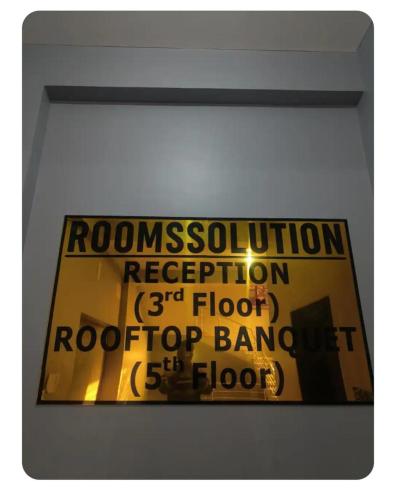 a sign on the ceiling of a room at Roomssolution Patna in Gulzārbāgh