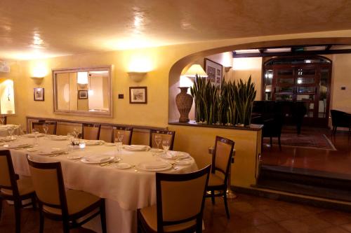 a dining room with a white table and chairs at Hotel Cala Del Porto in Vibo Valentia Marina