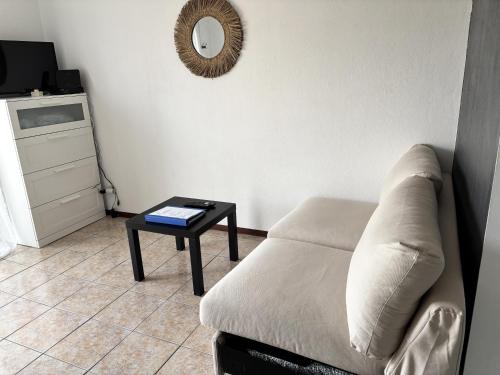 a living room with a couch and a table at casa da serra in Boa Viagem