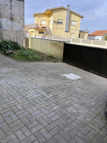 a brick parking lot in front of a house at casa da serra in Boa Viagem