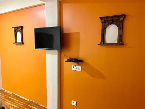 Una televisión o centro de entretenimiento en Gorkha Heritage Home