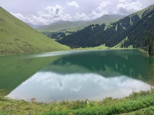 a large lake in the middle of a mountain at Kordon guest house in Krasnyy Most