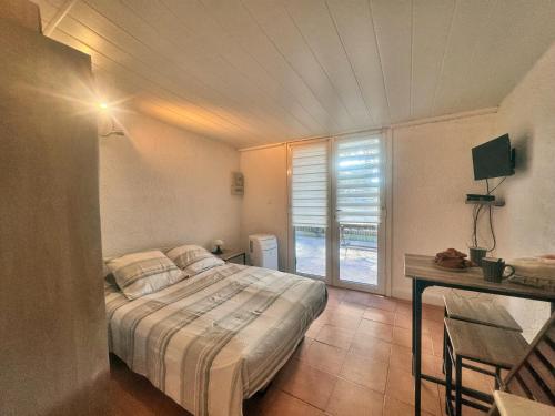 Μια τηλεόραση ή/και κέντρο ψυχαγωγίας στο Studio les pieds dans l eau