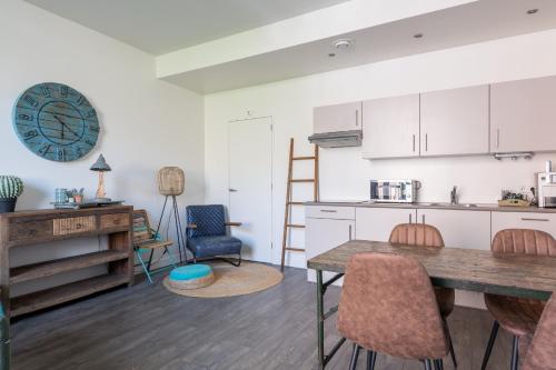 a kitchen and dining room with a table and chairs at Hotel Oranjestaete in Nijmegen