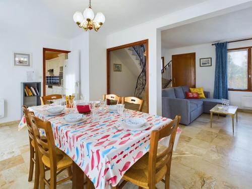 - une salle à manger avec une table, des chaises et un canapé dans l'établissement Maison idéale pour familles - Grand jardin, à Fouesnant