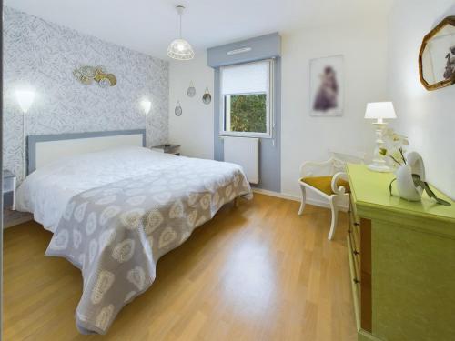 une chambre avec un lit, un bureau et une fenêtre dans l'établissement Concarneau, appartement pour 4 personnes, à Concarneau