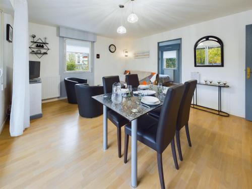 une salle à manger et un salon avec une table et des chaises dans l'établissement Concarneau, appartement pour 4 personnes, à Concarneau
