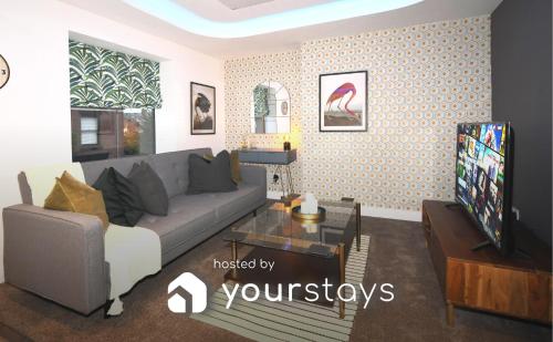 Télévision ou salle de divertissement dans l'établissement Antrobus Deluxe Apartments by YourStays - 1 Bedroom Luxury Apartments in Congleton