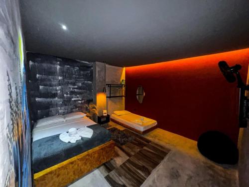 Un baño de Urban Hostal San Gil- Piscina Restaurante Bar