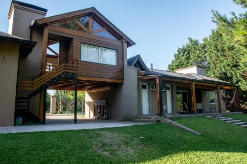 Casa con porche con techo de madera en Shalom Hospedaje, en Tandil