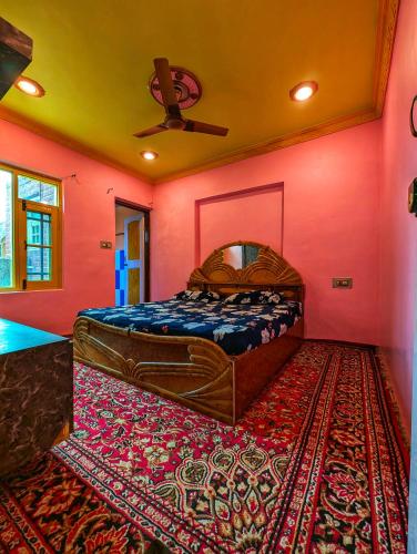 Un dormitorio con una cama y una pared roja. en homestay in srinagar kashmir, en Srinagar